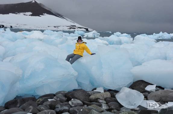 Pose para foto sobre os icebergs da praia de Turret Point, em King George Island, na Antártida